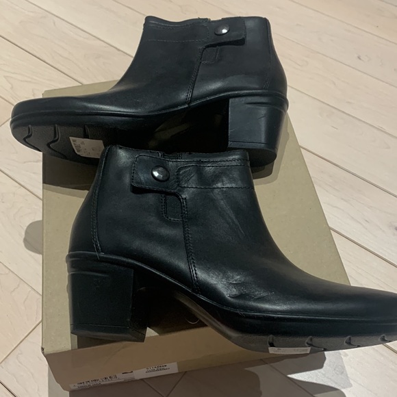 NWT Clarks Booties - Picture 5 of 6
